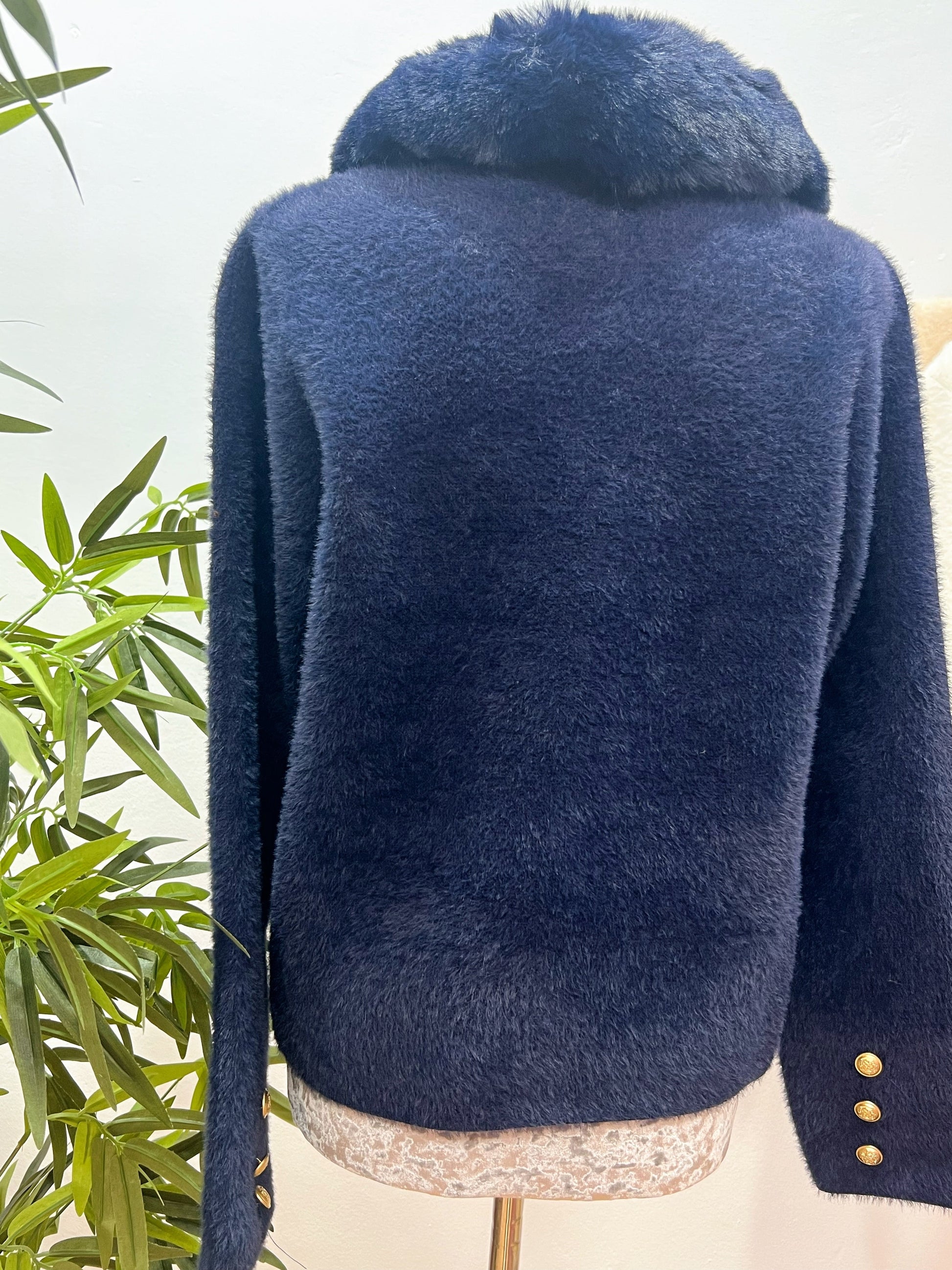 Chaqueta de Pelito con Cuello Desmontable y Botones Dorados – Talla Única El Vestidor de Inma