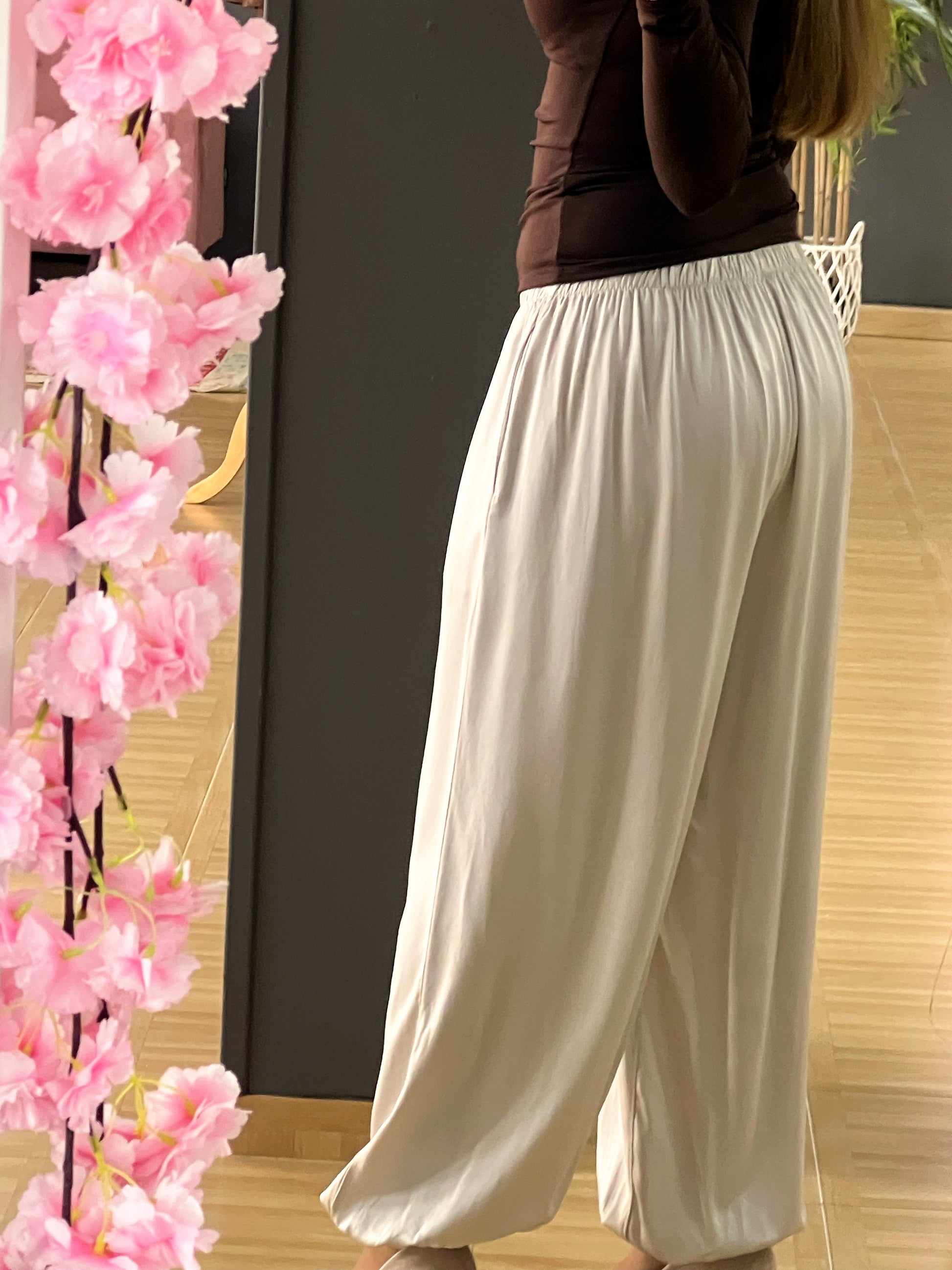 Pantalón fluido beige satinado – Talla única con cintura elástica El Vestidor de Inma