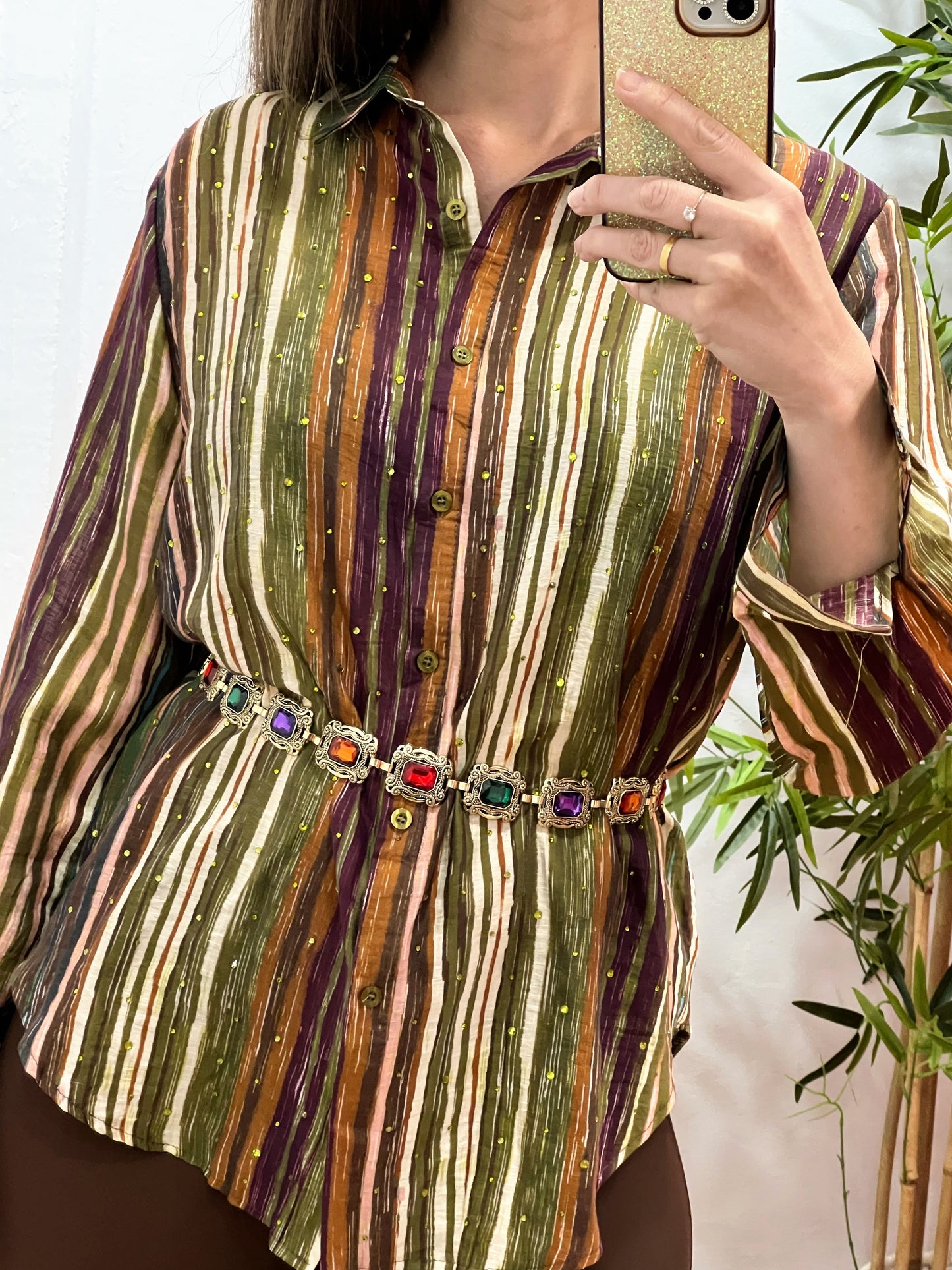 Camisa Talla Única con Rayas en Tonos Tierra y Detalles de Strass Verde – Tejido Fluido El Vestidor de Inma