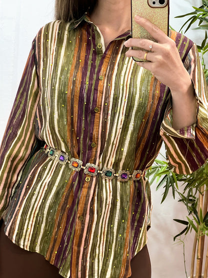Camisa Talla Única con Rayas en Tonos Tierra y Detalles de Strass Verde – Tejido Fluido El Vestidor de Inma