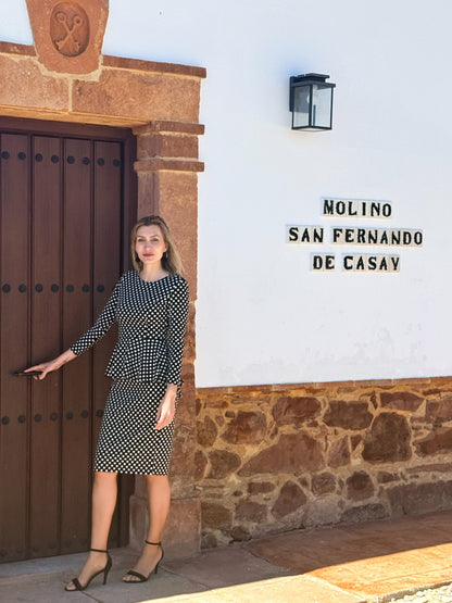 Vestido Negro de Lunares con Peplum Estilizador – Tallas 36, 38, 40 y 42 El Vestidor de Inma