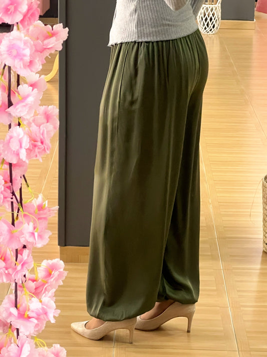 Pantalón fluido verde satinado – Talla única con goma elástica El Vestidor de Inma