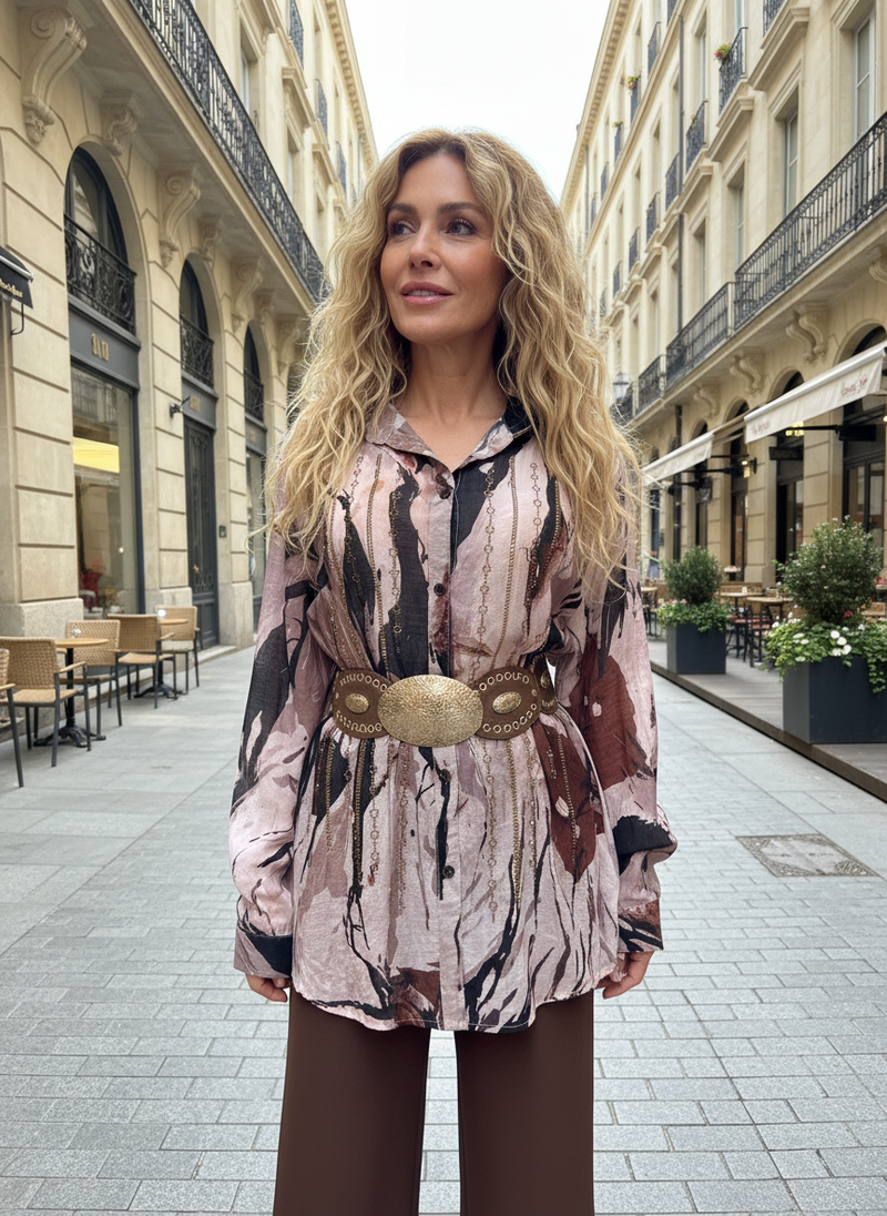 Camisa Fluida Talla Única con Strass Dorado y Estampado Abstracto en Tonos Rosa, Negro y Marrón