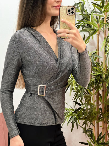 Camiseta Lurex Talla Única con Hebilla Lateral y Escote en Pico – Disponible en Negro y Plata