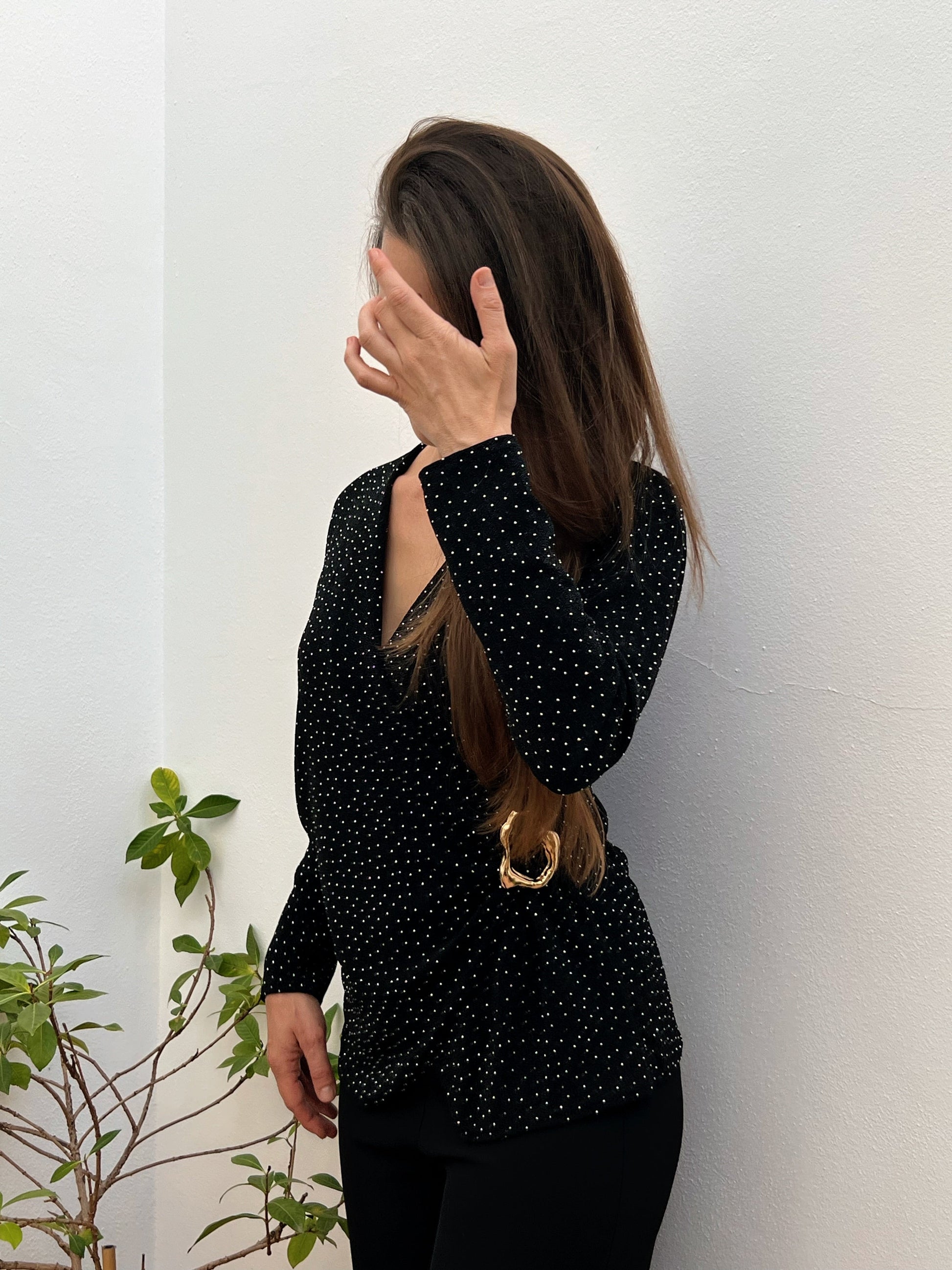 Camiseta Talla Única con Hebilla Dorada – Disponible en Azul y Negro | El Vestidor de Inma El Vestidor de Inma