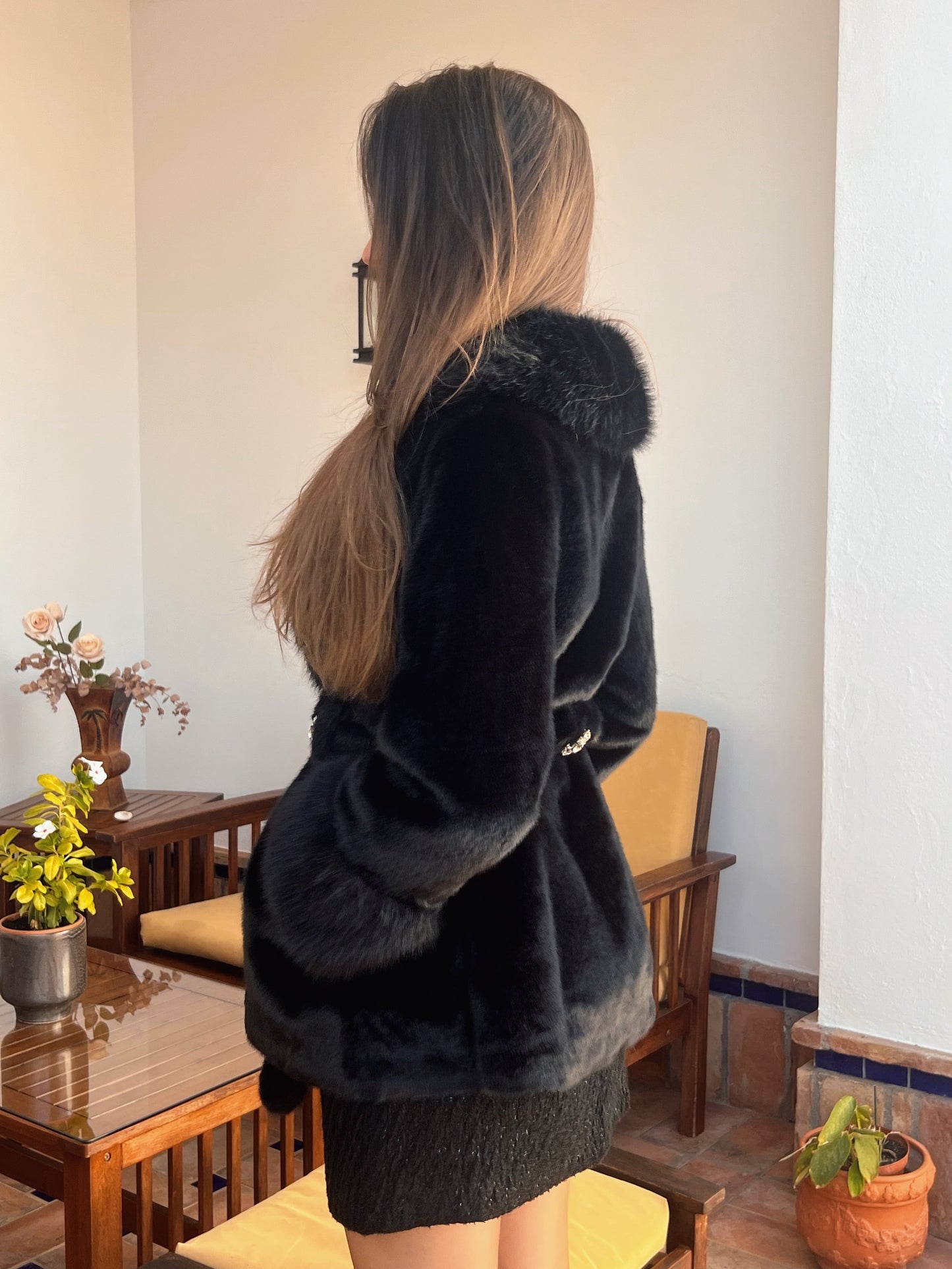 Abrigo de pelo sintético negro con tres broches joya – Talla única El Vestidor de Inma