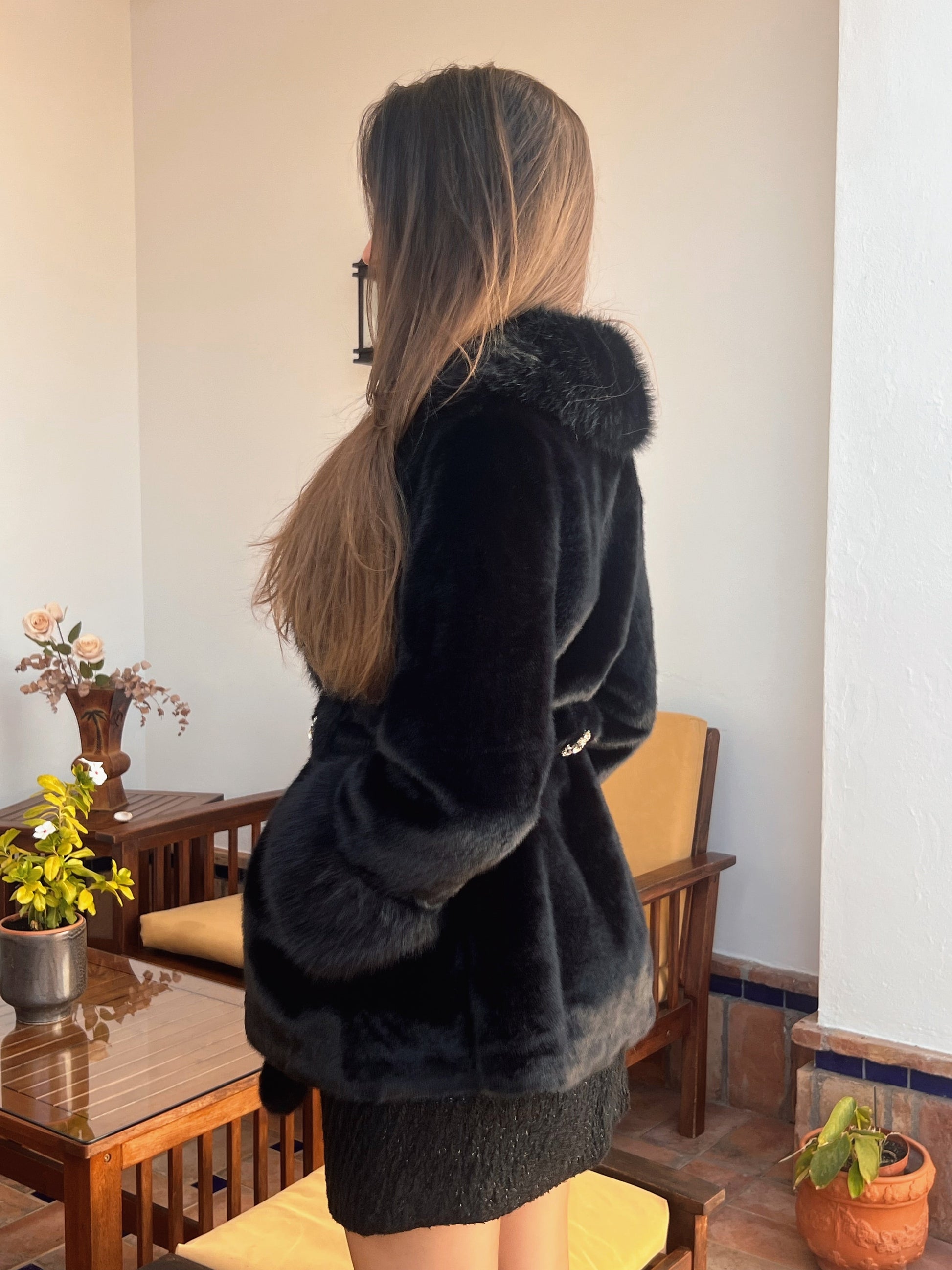 Abrigo de pelo sintético negro con tres broches joya – Talla única El Vestidor de Inma