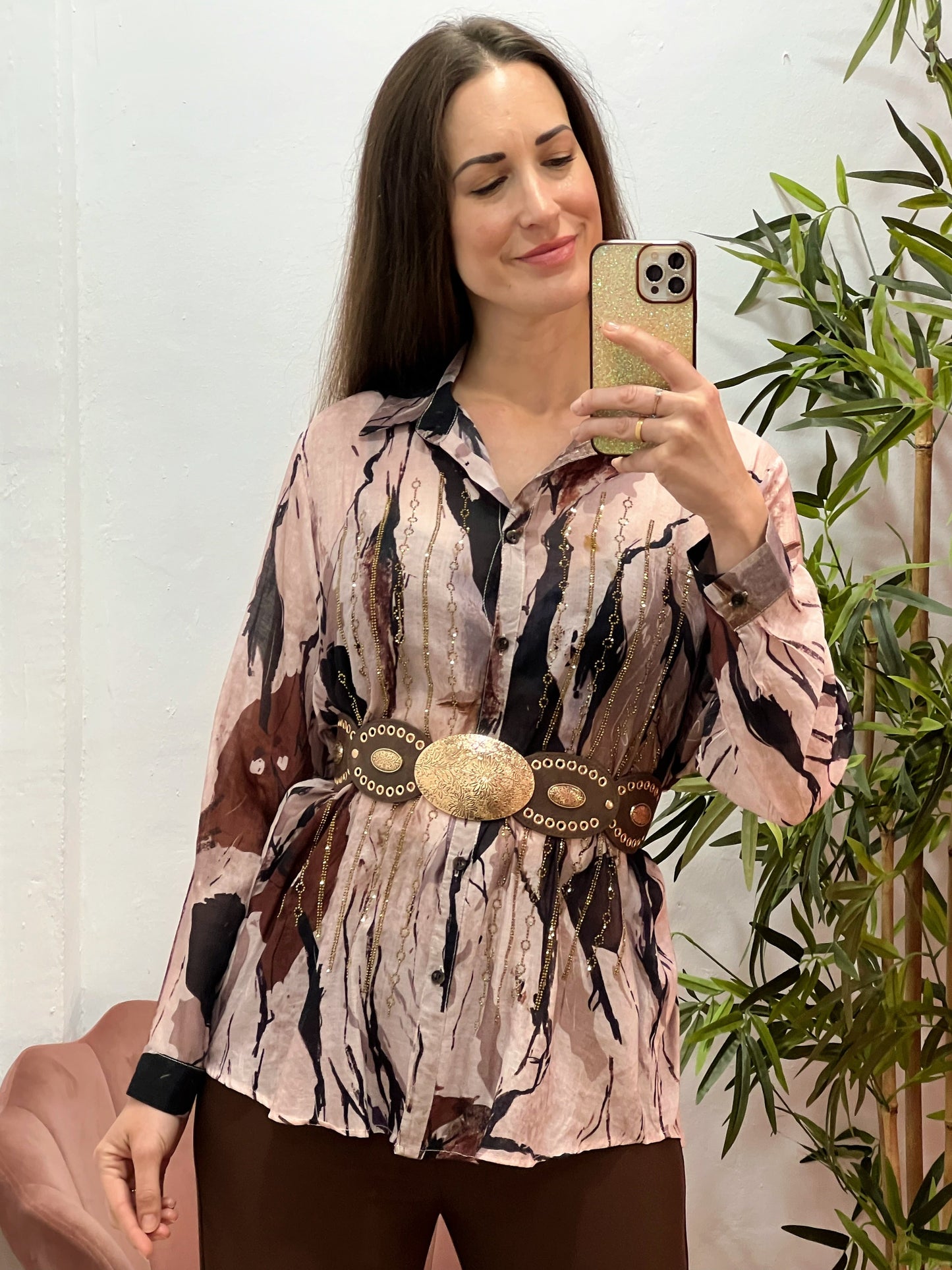 Camisa Fluida Talla Única con Strass Dorado y Estampado Abstracto en Tonos Rosa, Negro y Marrón El Vestidor de Inma