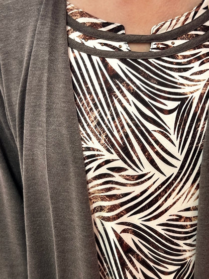 Conjunto Dos en Uno con Jersey Estampado y Chaqueta Integrada – Detalle en Escote – Diseñado y Fabricado en España El Vestidor de Inma