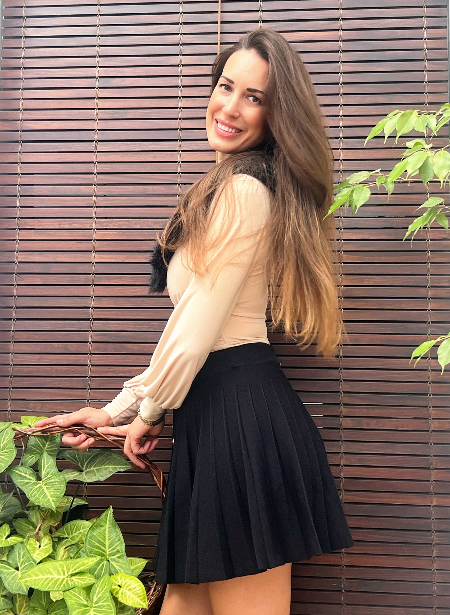 Falda Plisada Negra con Botones Dorados – Talla Única El Vestidor de Inma