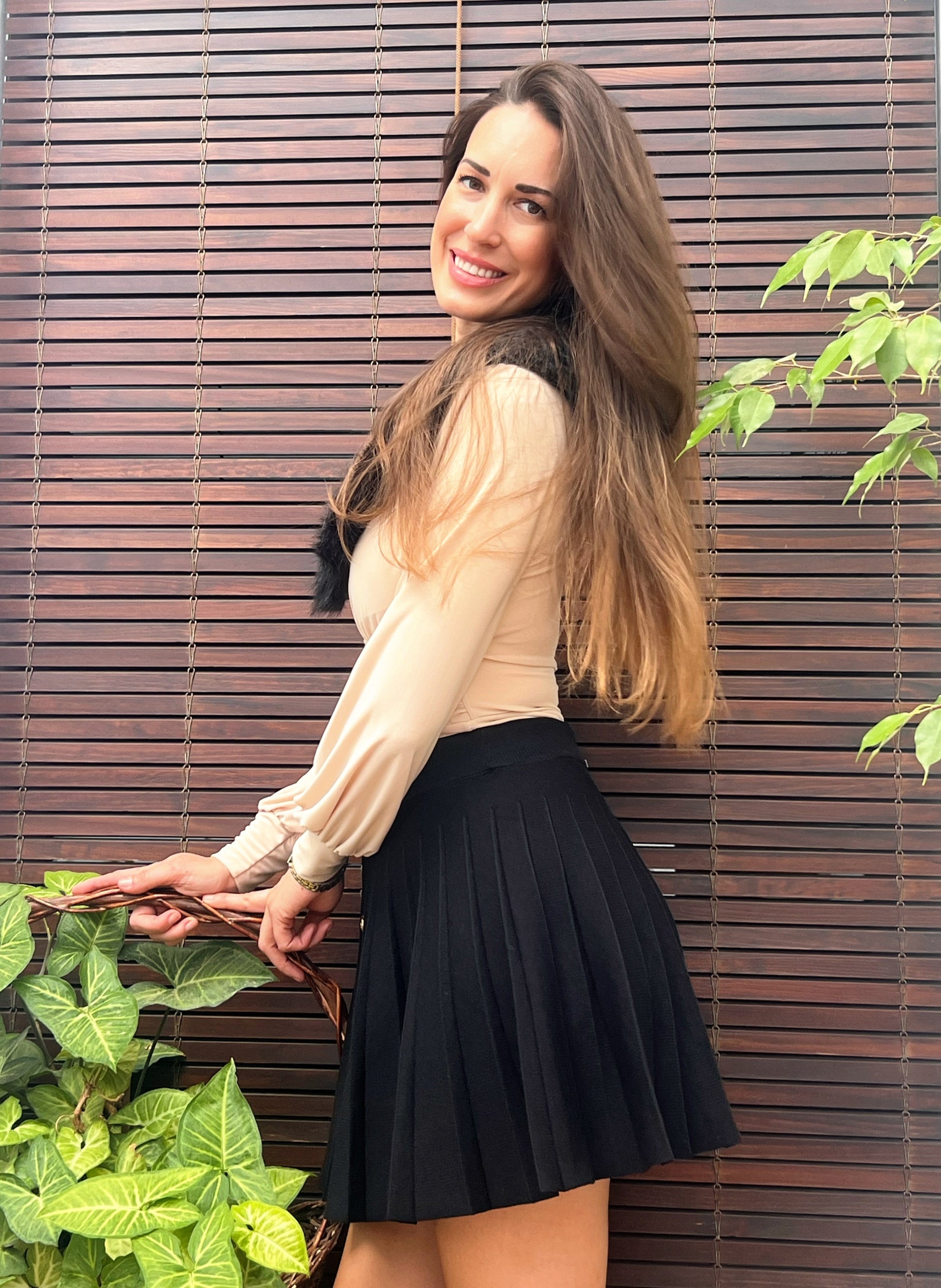 Falda Plisada Negra con Botones Dorados – Talla Única El Vestidor de Inma