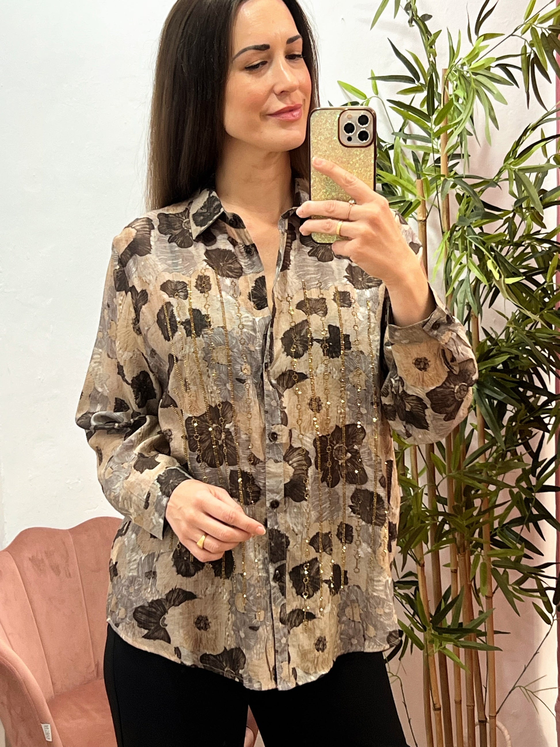 Camisa Fluida Talla Única con Strass Dorado y Estampado en Tonos Gris, Beige y Marrón El Vestidor de Inma