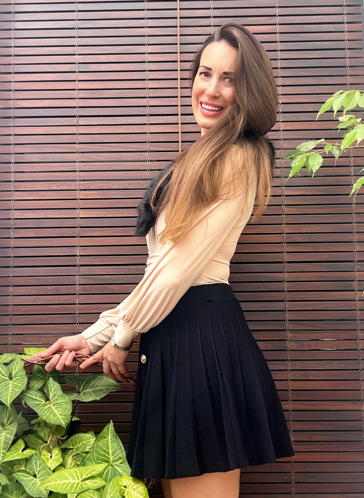 Falda Plisada Negra con Botones Dorados – Talla Única El Vestidor de Inma