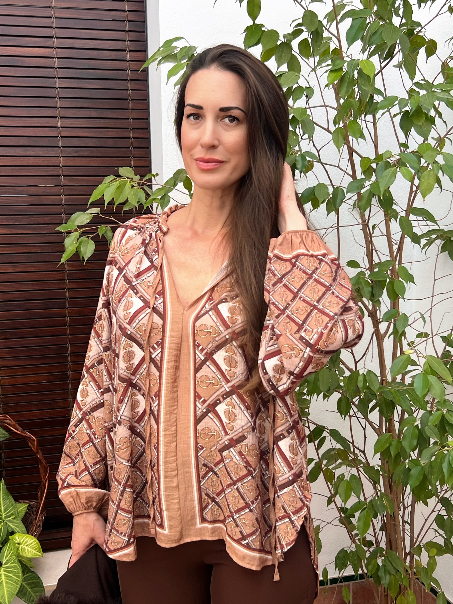 Camisa Estampada Étnica en Tonos Tierra – Talla Única El Vestidor de Inma