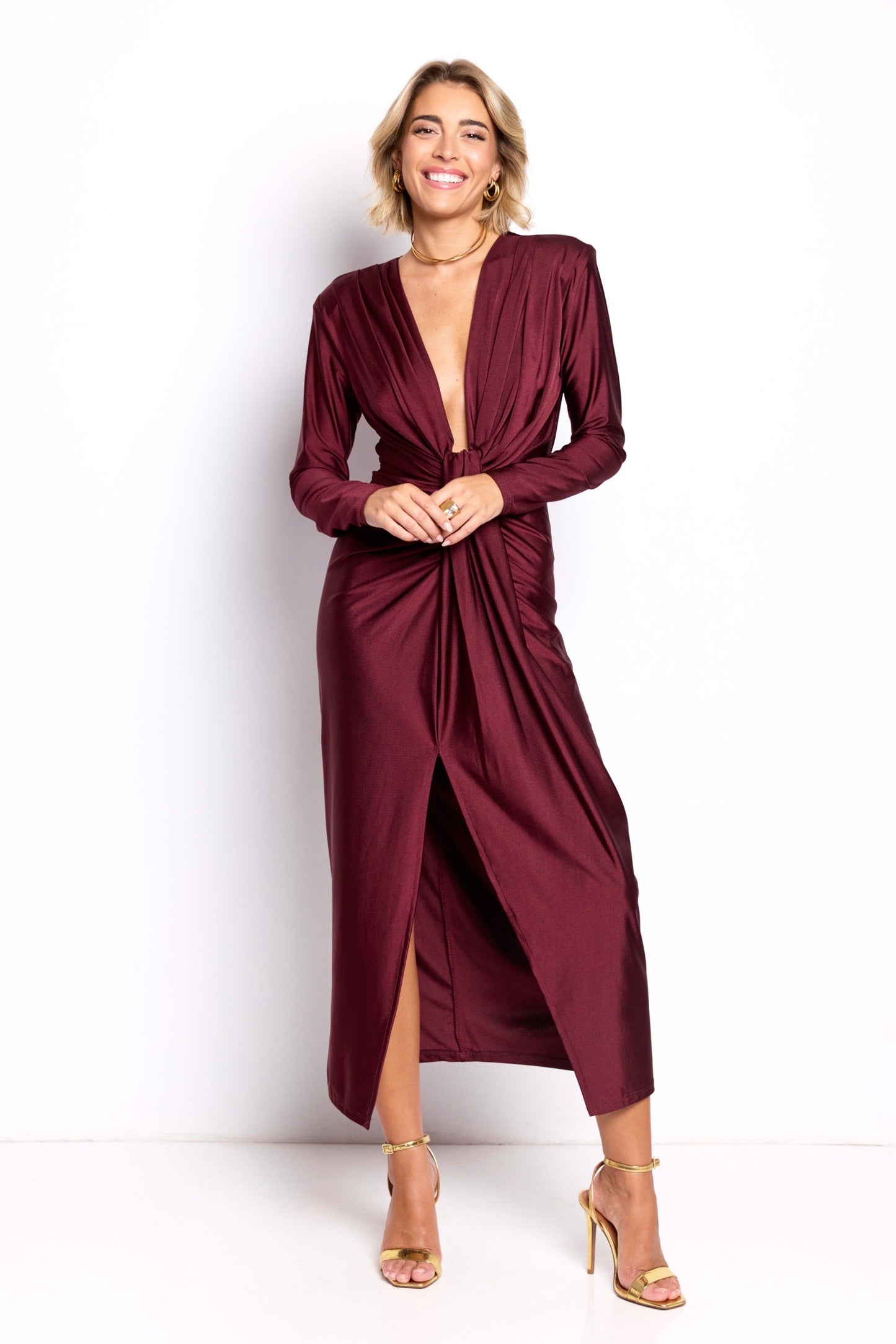 Vestido largo drapeado con escote profundo – Elegancia y sensualidad en cada color El Vestidor de Inma