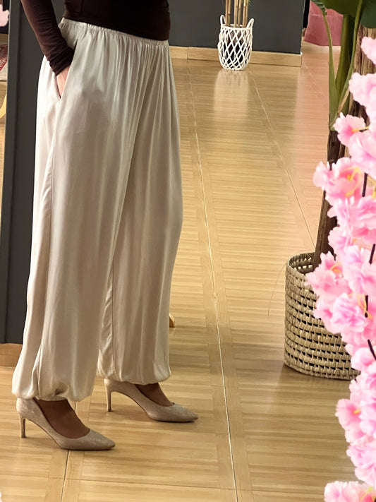Pantalón fluido beige satinado – Talla única con cintura elástica El Vestidor de Inma