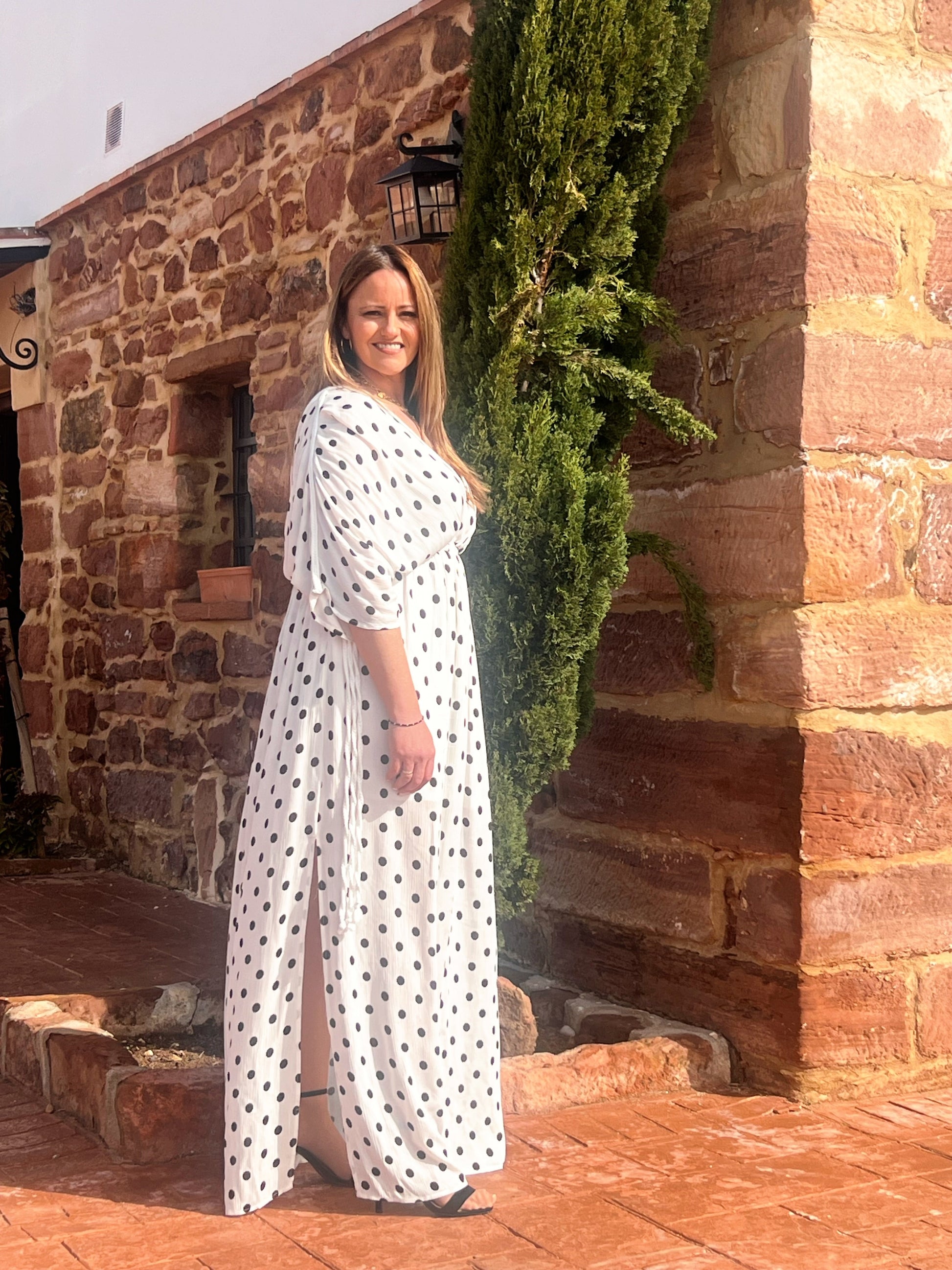 Vestido Maxi Lunares Espalda Abierta | Fluido con Abertura y Cinturón El Vestidor de Inma