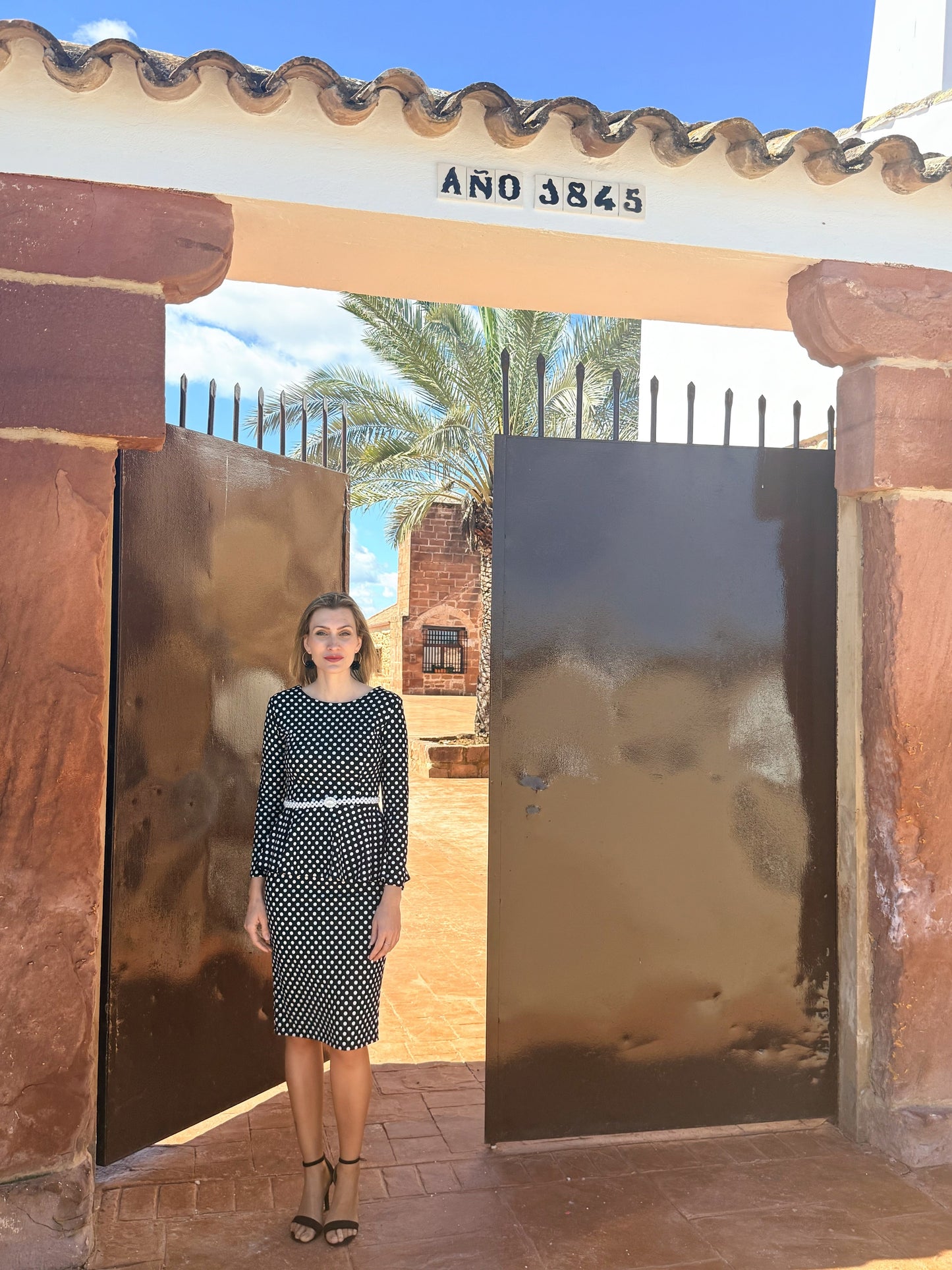 Vestido Negro de Lunares con Peplum Estilizador – Tallas 36, 38, 40 y 42 El Vestidor de Inma