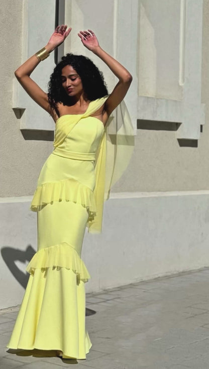 Vestido Largo Amarillo Sirena con Volantes y Capa | Diseñado y Fabricado en España | El Vestidor de Inma